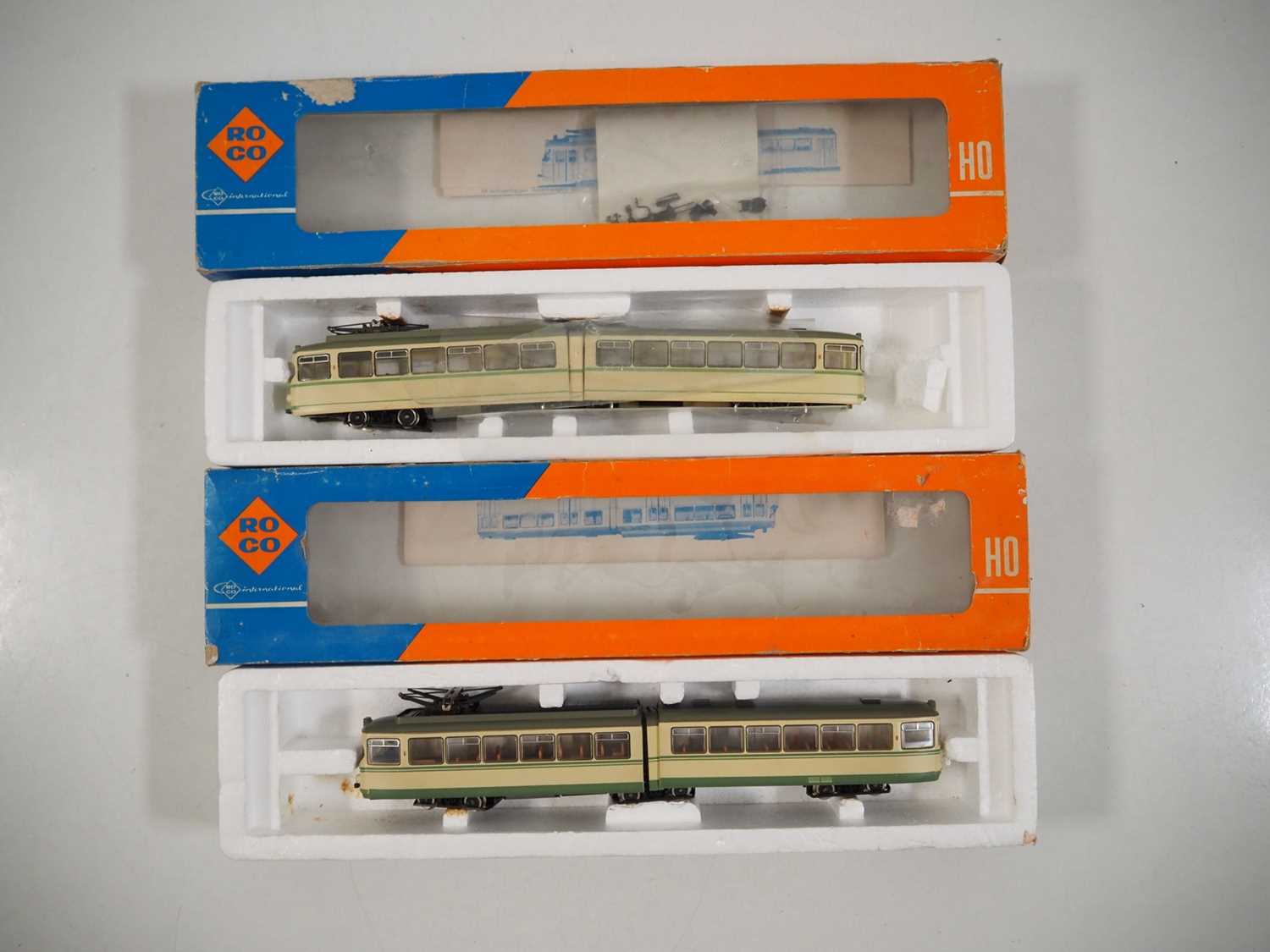 Lot 352 - A pair of ROCO HO gauge 8502 Duwag