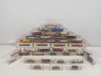 Lot 7 - FLEISCHMANN N gauge wagons together with a...