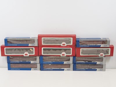 Lot 259 - DAPOL OO gauge passenger coaches in various...