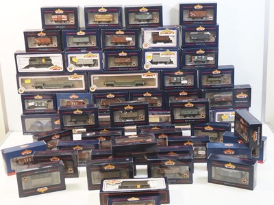 Lot 260 - BACHMANN OO gauge wagons, mixed types and...