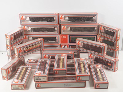 Lot 401 - LIMA OO gauge mixed group of wagons and parcel...