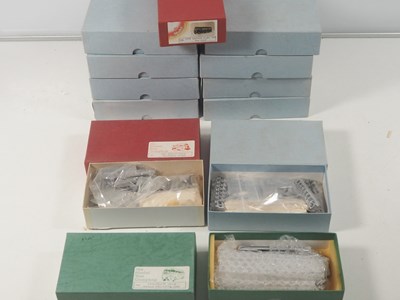 Lot 609 - 1:76 scale unbuilt white metal bus kits by THE...